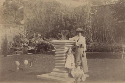 history-grandmother-walled-garden-1910